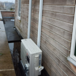 airco buitenunit mitsubishi op een balkon