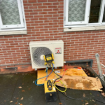 werkzaamheden buitenunit airco op een dak